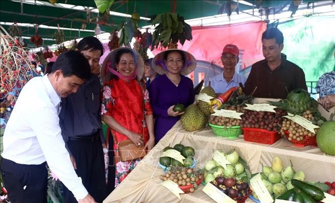 Lãnh đạo UBND tỉnh Sóc Trăng cùng các sở, ban, ngành tham quan gian hàng trưng bày cây ăn trái tại Lễ hội sông nước miệt vườn ở Cồn Mỹ Phước, huyện Kế Sách. Ảnh Tuấn Phi-TTXVN